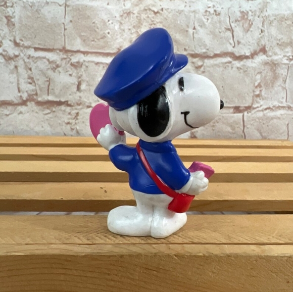 Vintage Peanuts Snoopy Mailman with Valentine Mini PVC Miniature Action Figure - Picture 2 of 7